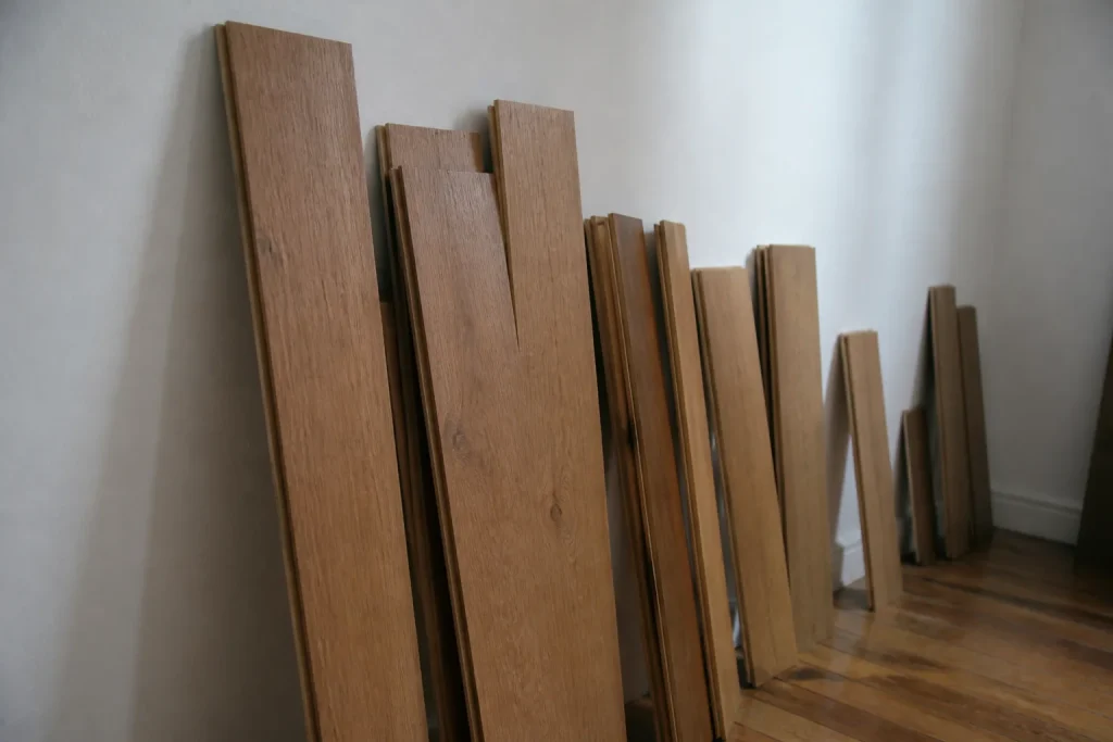 Lames de parquet posees contre un mur blanc