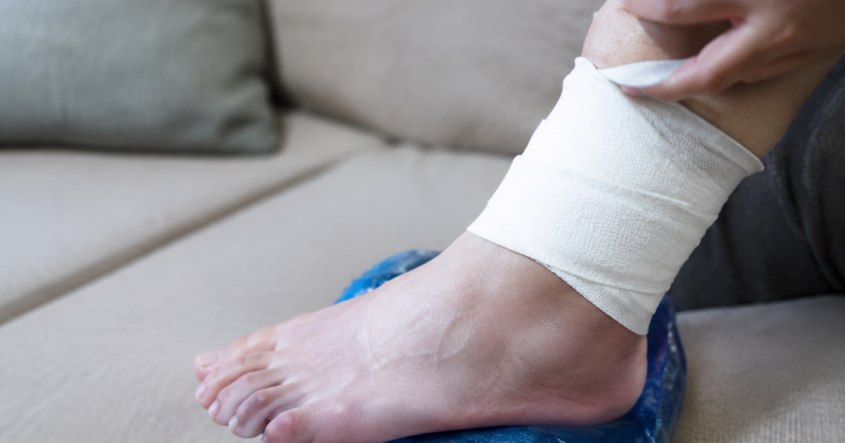 Pied bandage blanc souleve sur poche glace