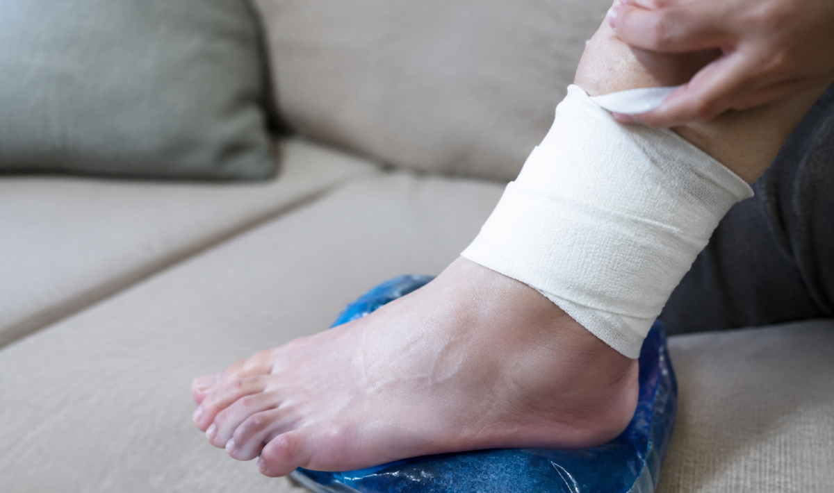 Pied bandage blanc souleve sur poche glace
