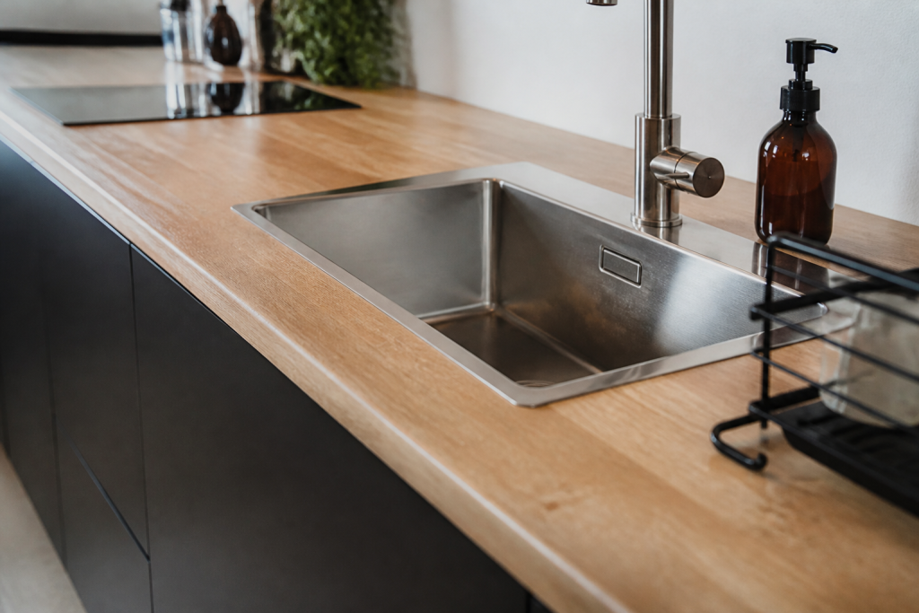 Plan de travail en chene clair avec evier inox