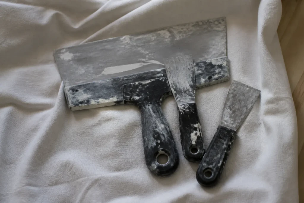 Spatule souple couteau a enduire grattoir poses sur chiffon