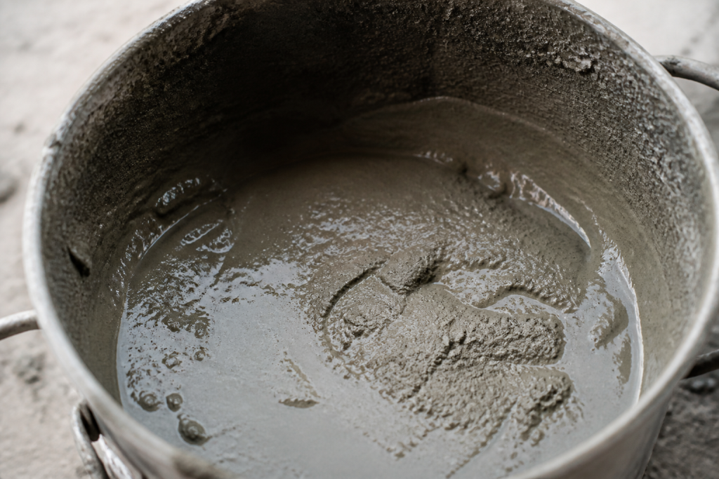 Substance grise liquide se solidifiant progressivement