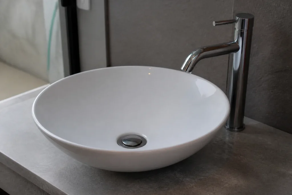 Vasque blanche posee sur plan pierre grise robinet chrome